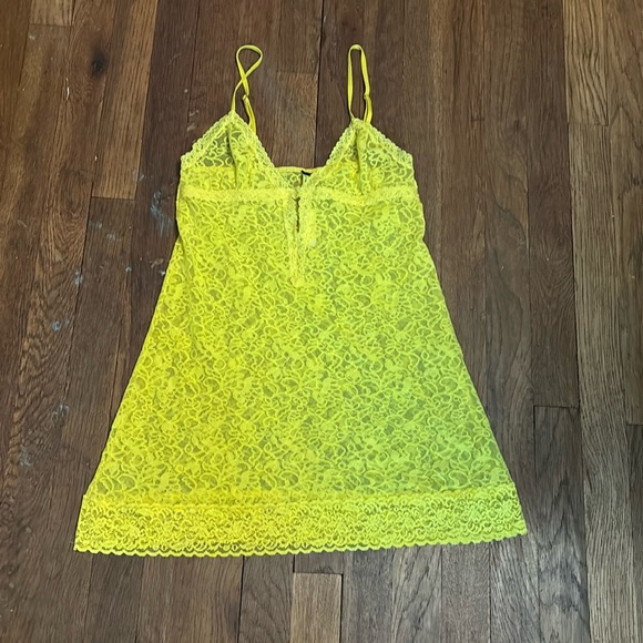 SM NWT YELLOW VICTORIAS SECRET LACE NIGHTY - Picture 1 of 3
